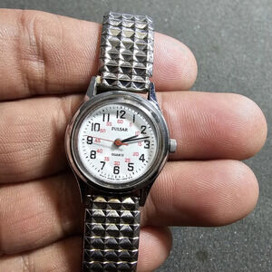 Pulsar By Seiko Ladies Quartz Watch Silver Tone Working V811-0970 shows signs of
